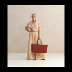 Obrázek z Střední cestovní taška SUITSUIT® Fab Seventies Red Ochre - červená - 42 L 